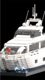 Laden Sie das Bild in den Galerie-Viewer, MOC-151521 Luxury Yacht Minifigure Size